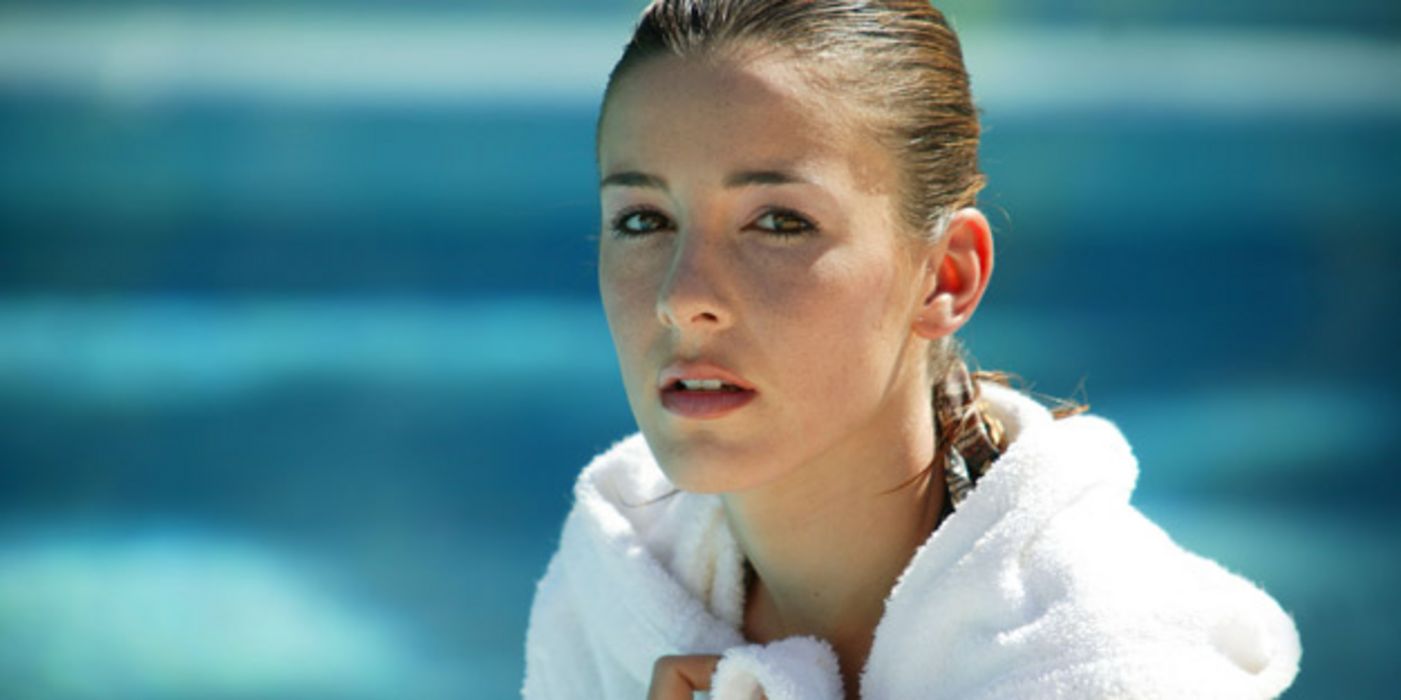 Portraitaufnahme einer Frau im weißen Bademantel