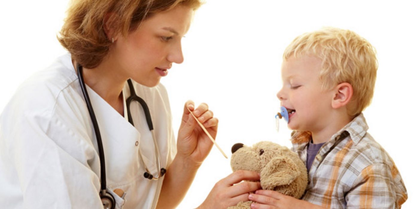 Kleinkind lässt sein Kuscheltier beim Kinderarzt untersuchen