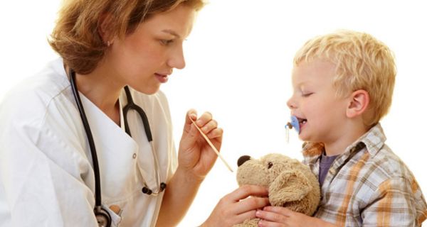 Kleinkind lässt sein Kuscheltier beim Kinderarzt untersuchen