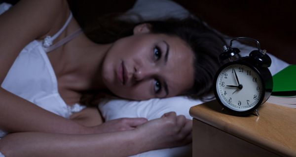 Wenig Schlaf steht mit einem höheren Erkältungsrisko in Zusammenhang.