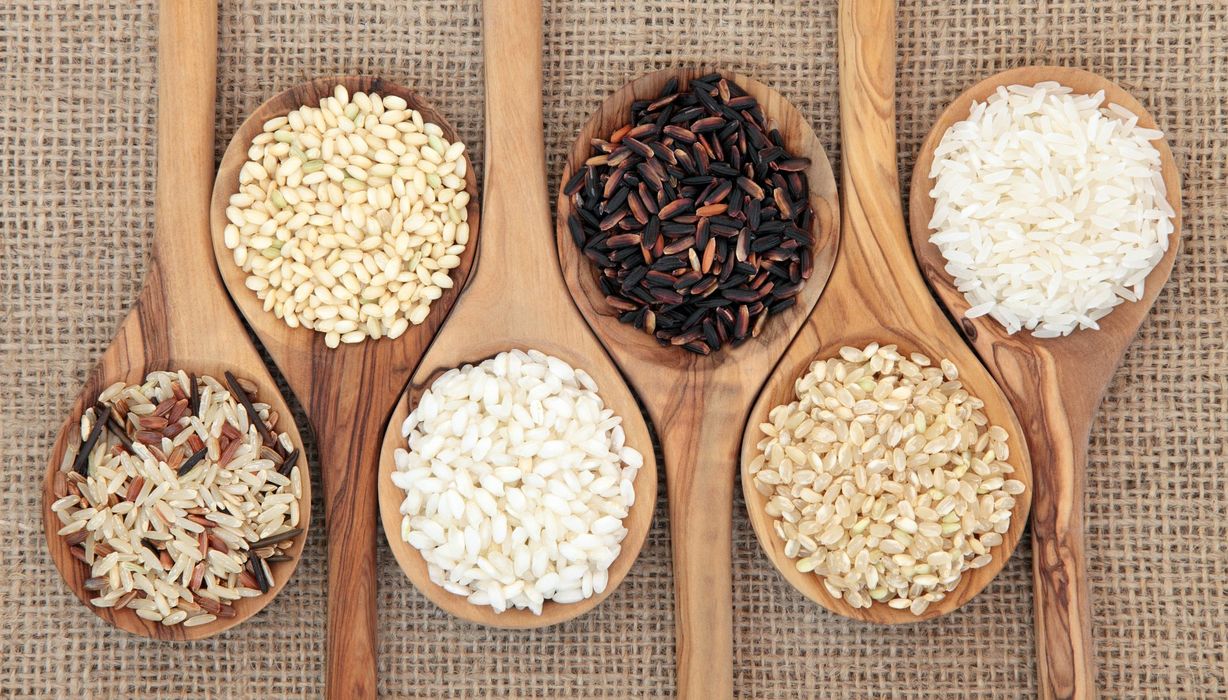 Sechs verschiedene Reissorten auf Holzlöffeln