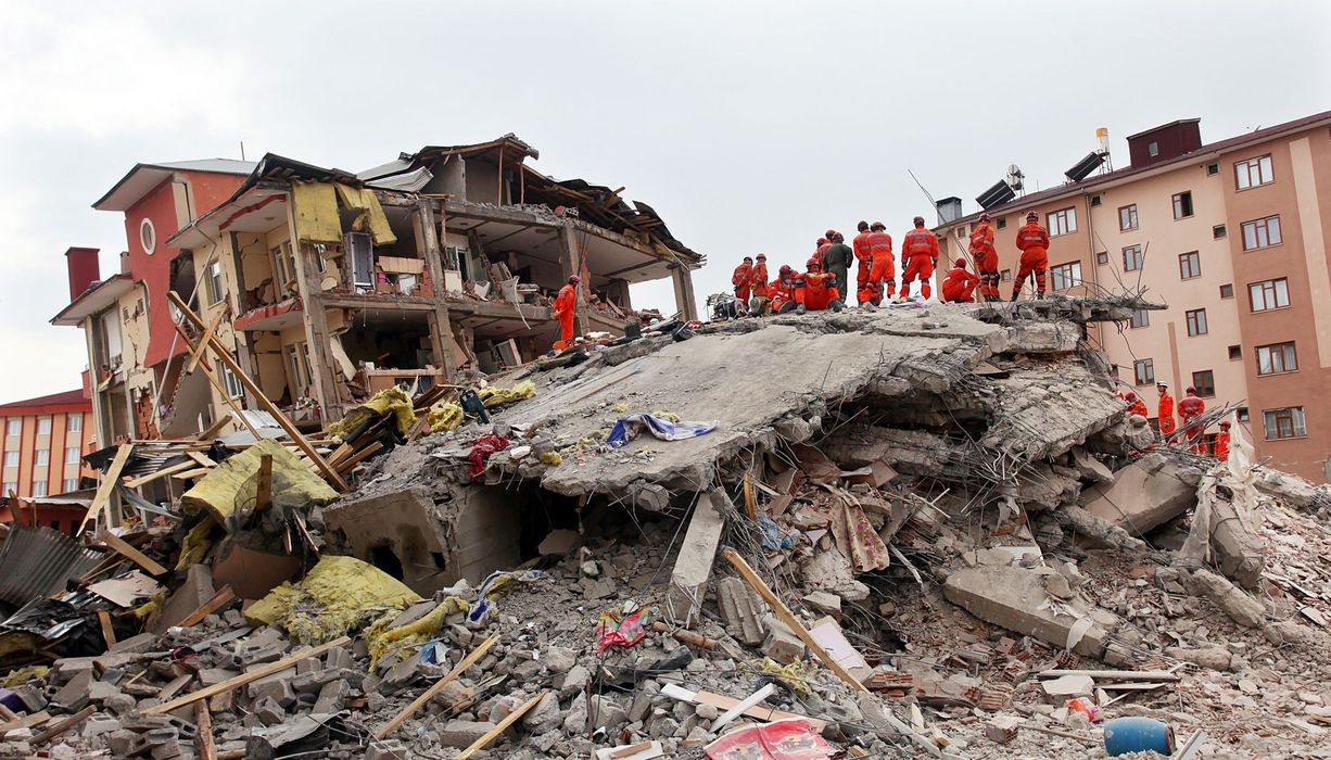 Rettungsteam sucht nach den Verletzten unter den Trümmern nach dem Erdbeben am 25. Oktober 2011 in Van, Türkei. Es gibt 604 Tote und 4152 Verletzte bei Van-Erdbeben.