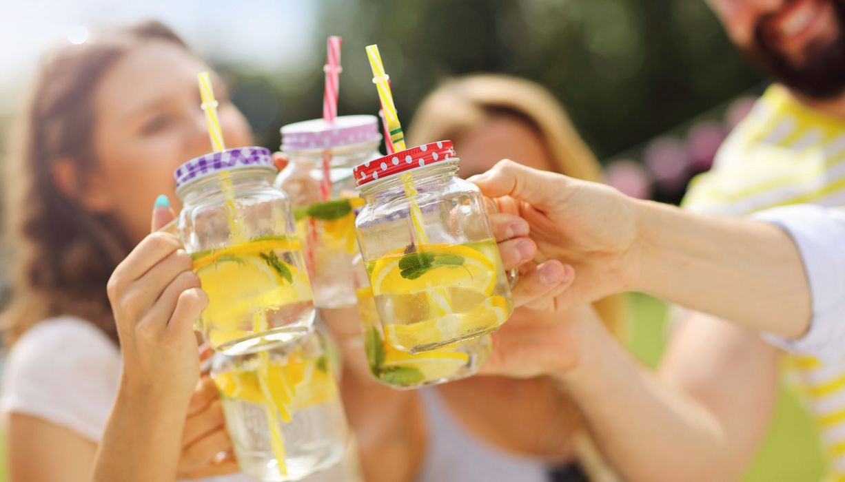 Junge Leute trinken - eventuell alkoholhaltige - Limonade.