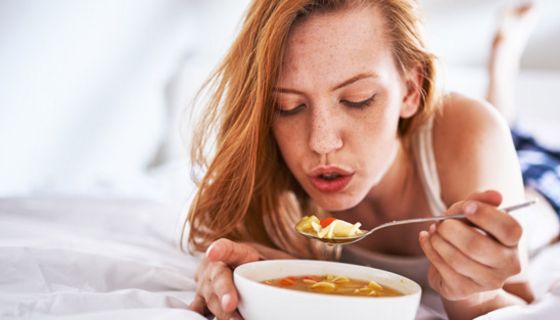 Hühnersuppe wird gerade bei einer Erkältung gern als Hausmittel verwendet.