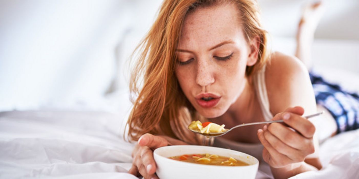 Hühnersuppe wird gerade bei einer Erkältung gern als Hausmittel verwendet.