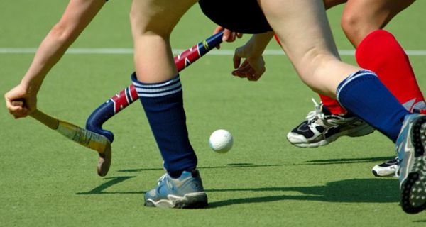 Zwei Frauen beim Feldhockey