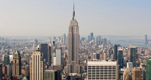 Skyline von Manhatten mit blauem Himmel