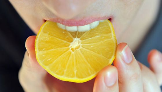 Zitrusfrüchte, die es gerade im Winter bei uns reichlich gibt, schmecken gut und enthalten Vitamin C.
