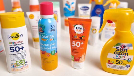 Stiftung Warentest hat 17 Sonnenschutzmittel für Kinder getestet.