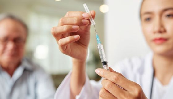 Eine Grippeimpfung könnte das Risiko für Alzheimer senken.
