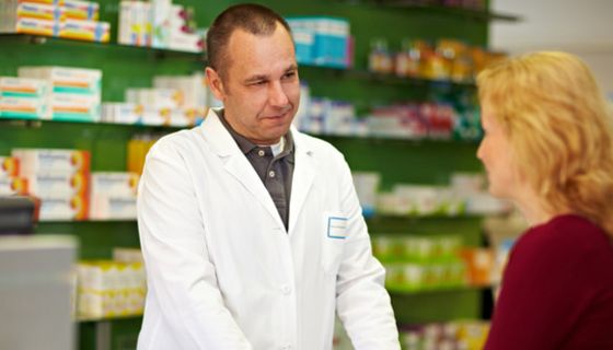 Apothekenszene: Kundin wird von Apotheker beraten