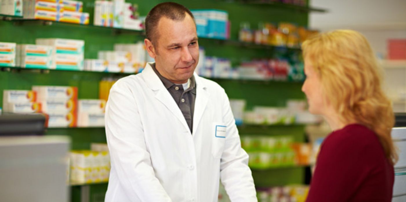 Apotheker beraten zu Magen-Darm-Beschwerden.