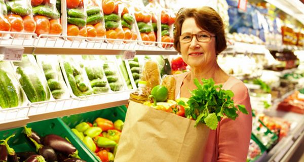 Eine gesunde Ernährung mit viel Obst und Gemüse trägt dazu bei, die Blutfettwerte zu senken.