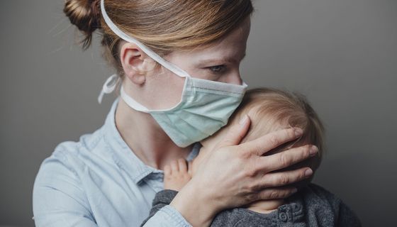 Frau hält ihr Baby auf dem Arm