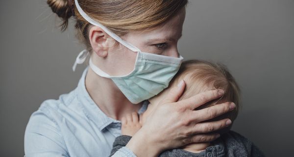 Frau hält ihr Baby auf dem Arm