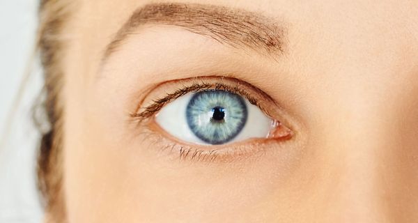 Frau mit hellblauen Augen.