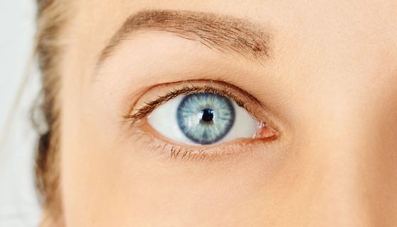 Frau mit hellblauen Augen.