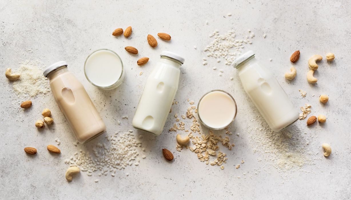Flaschen mit veganen Milchalternativen