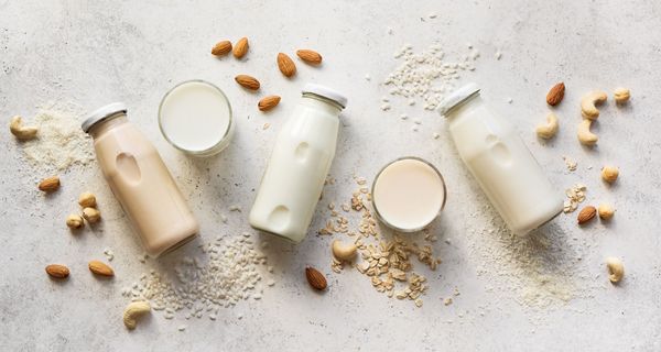 Flaschen mit veganen Milchalternativen
