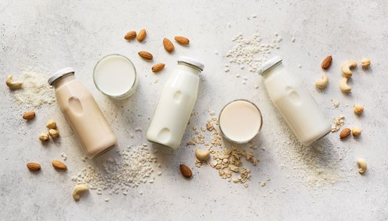 Flaschen mit veganen Milchalternativen