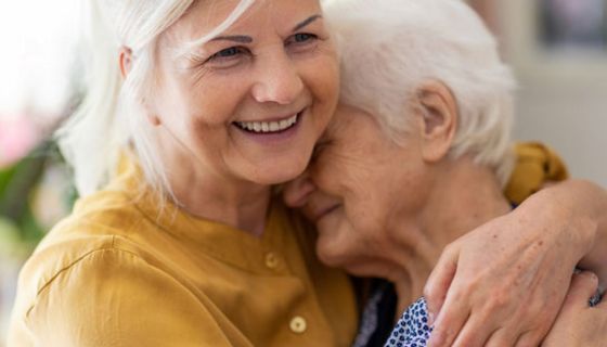 Die Pflege von Angehörigen ist zwar stressig, macht aber nicht krank.