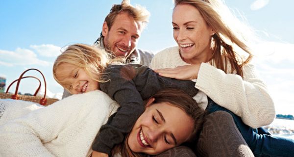 Attraktive Familie, Vater, Mutter, Tochter ca. 14, Tochter ca. 7 Jahre alt, draußen, windzerzauste Haare, Pullover, beim Rumalbern 