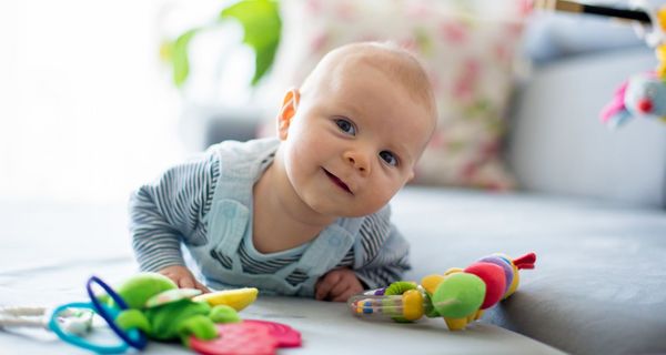 Das Gehör von Kindern ist besonders empfindlich. Experten raten daher, vor dem Kauf zu prüfen, wie laut ein Spielzeug werden kann. 