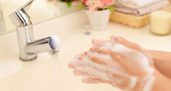 Manche Seifen und Waschlotionen enthalten spezielle Wirkstoffe gegen Bakterien.