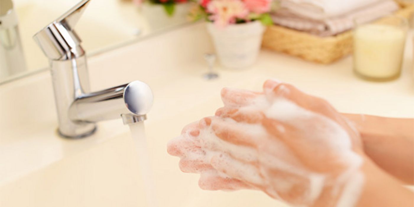 Manche Seifen und Waschlotionen enthalten spezielle Wirkstoffe gegen Bakterien.