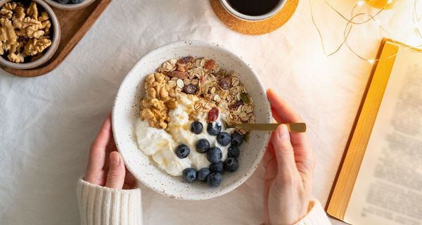 Müsli-Schale mit Obst auf einem Tisch.