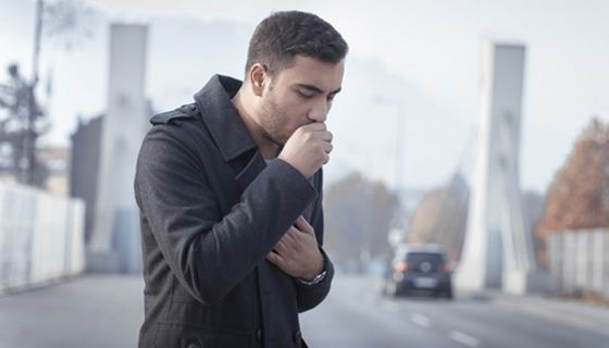 Husten tritt bei COPD und Asthma auf und gilt bei Asthmatikern als ernstzunehmende Komplikation.