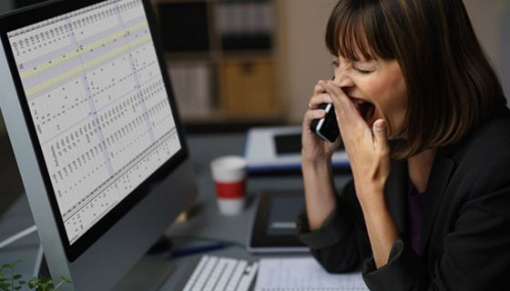 Wieder eine Nachtschicht im Büro. Das Herzrisiko steigt mit den Arbeitszeiten.