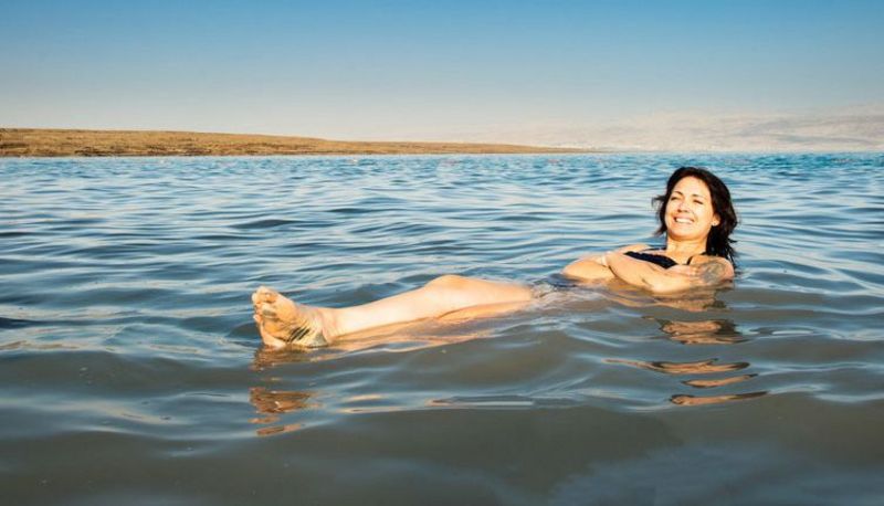 Nach dem kurzen Bad im extrem salzigen Wasser des Toten Meeres wird die Haut mit Uferschlamm eingerieben und mit Süßwasser abgeduscht.