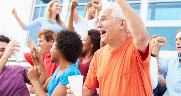 Senior, jubelt bei einer Sportveranstaltung.