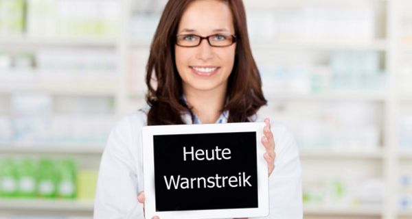 Apothekerin mit Streik-Schild.