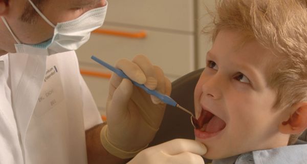 Kleiner Junge beim Zahnarzt