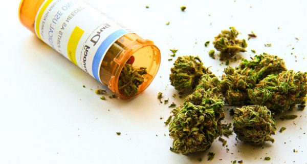 Ein Röhrchen mit medizinischem Cannabis.