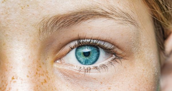 Foto von blauem Auge einer Frau.