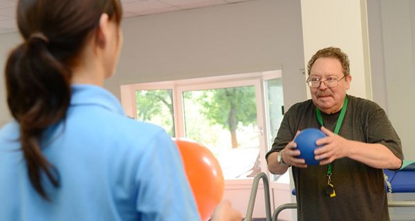 Bei der Parkinson-Krankheit ergänzt Physiotherapie die Behandlung mit Medikamenten.