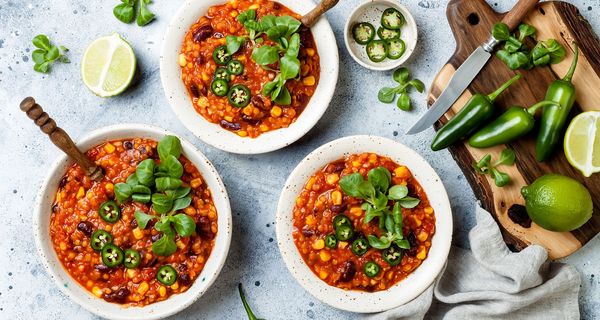 Foto von drei Tellern mit Chili con Carne.