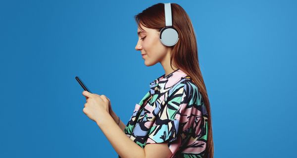 Junge Frau, hört Musik.