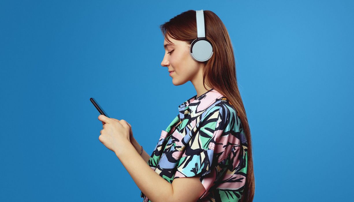 Junge Frau, hört Musik.