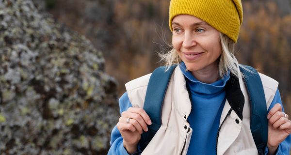 Frau in Outdoorkleidung wandert.