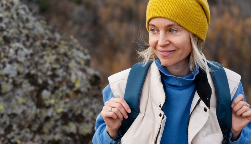 Frau in Outdoorkleidung wandert.