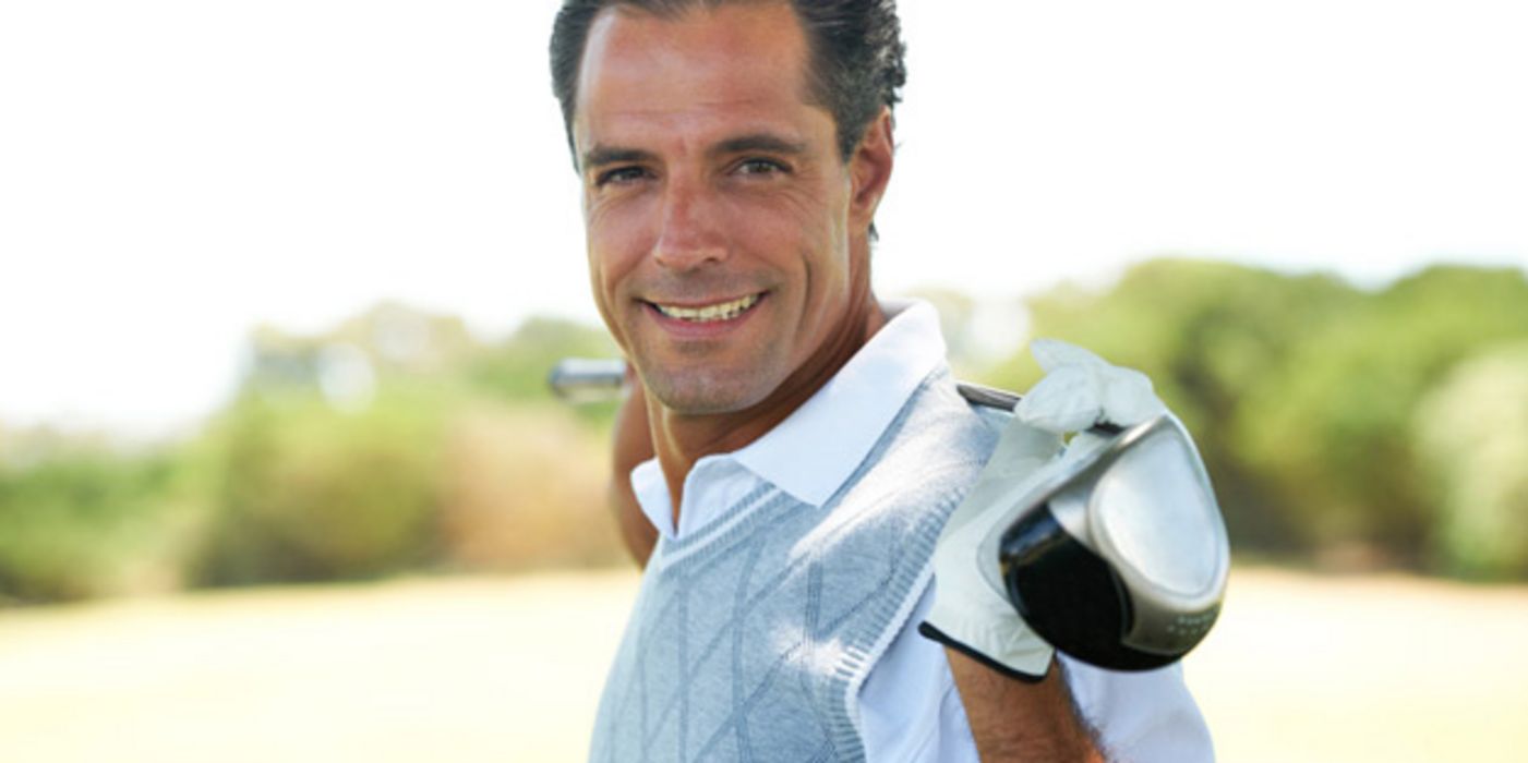Zufriedener Golf-Spieler mit dem Schläger auf den Schultern