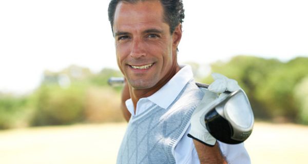 Zufriedener Golf-Spieler mit dem Schläger auf den Schultern