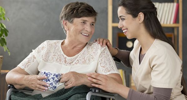 Experten beraten am Lesertelefon über Parkinson-Therapien.