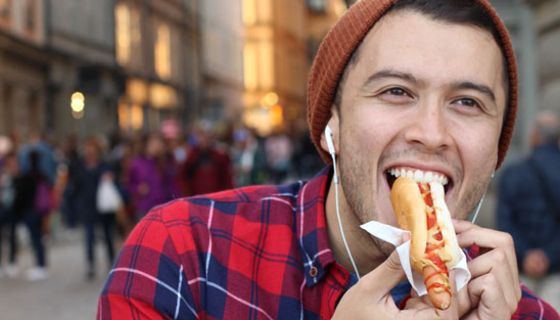 Schnell eine Bratwurst auf die Hand? Bei einer Fleischallergie keine gute Idee.