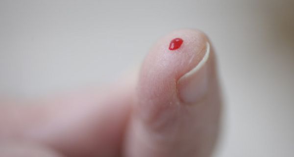Blutstropfen auf einer Fingerkuppe