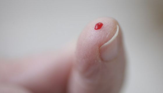 Blutstropfen auf einer Fingerkuppe